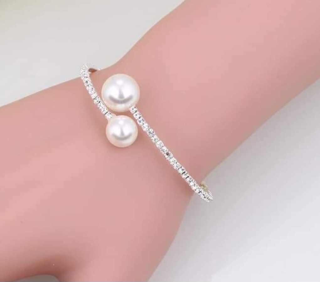 Pearl and Rhinestone Stretchy bracelet